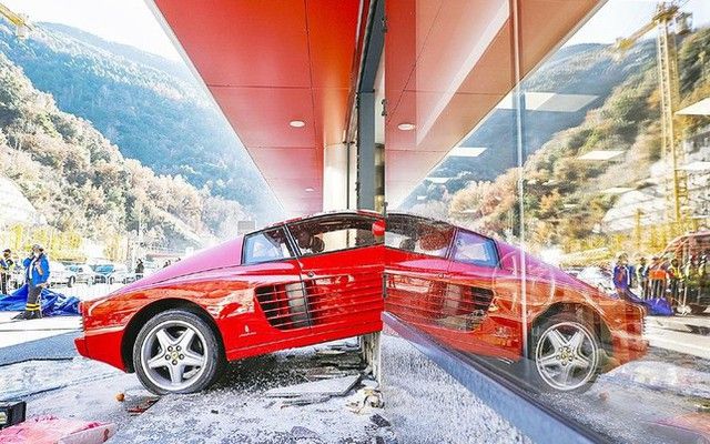 'Dân 'cày' 82 tuổi tông siêu xe Ferrari vào trung tâm thương mại - Ảnh 1.