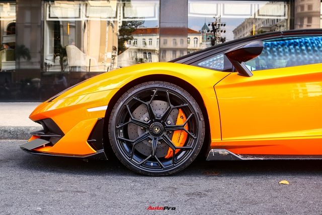 Khám phá chi tiết Lamborghini Aventador SVJ Roadster màu cam vừa về Việt Nam - Ảnh 4.