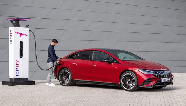 Mercedes-AMG EQE ra mắt: Xe điện E-Class, hành trình từ Hà Nội tới Hạ Long và trở về mà không cần sạc - Ảnh 1.