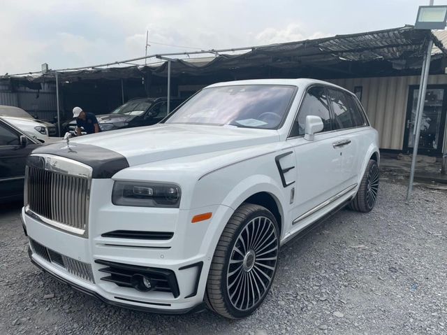 Đã ra mắt chiếc Rolls-Royce Cullinan Mansory đầu tiên tại Việt Nam - Một chiếc xe độ độc đáo vừa đến tay đại gia chuẩn bị cho kỳ nghỉ Tết - Xem ảnh 1.