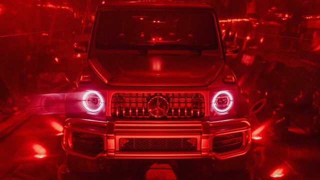 Mercedes-Benz tái hiện chiêu trò cổ điển, đưa G-Class vào một viên thuốc đỏ khổng lồ - Ảnh 1.