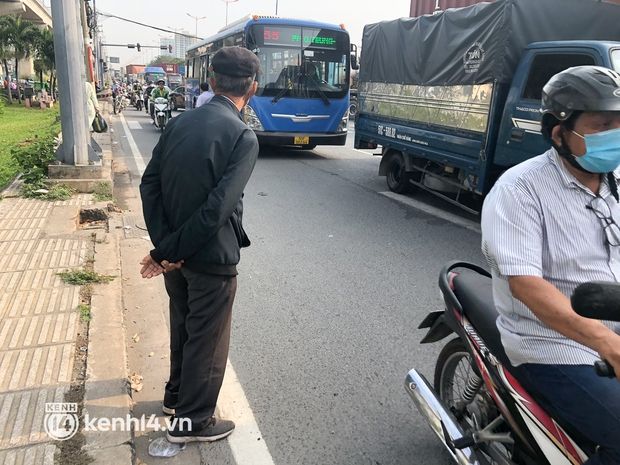 Hình ảnh: Tình trạng kẹt xe ở cửa ngõ TP. HCM kéo dài từ sáng đến trưa trong những ngày gần Tết, khiến người dân phải mệt mỏi vì phải di chuyển từng bước - Ảnh 4.