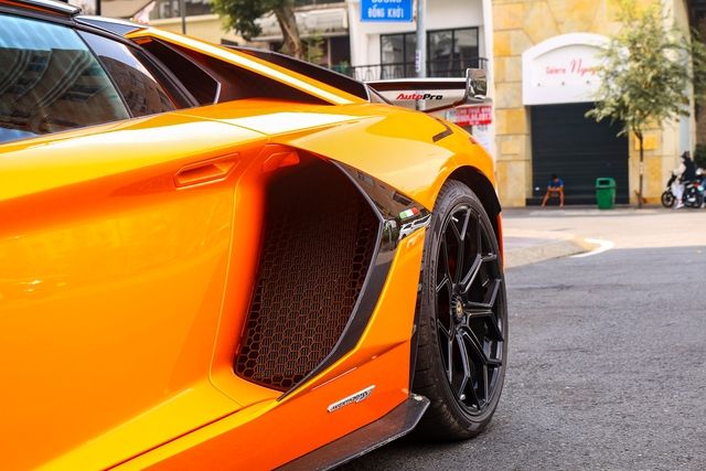 Khám phá chi tiết Lamborghini Aventador SVJ Roadster màu cam vừa về Việt Nam - Ảnh 17.