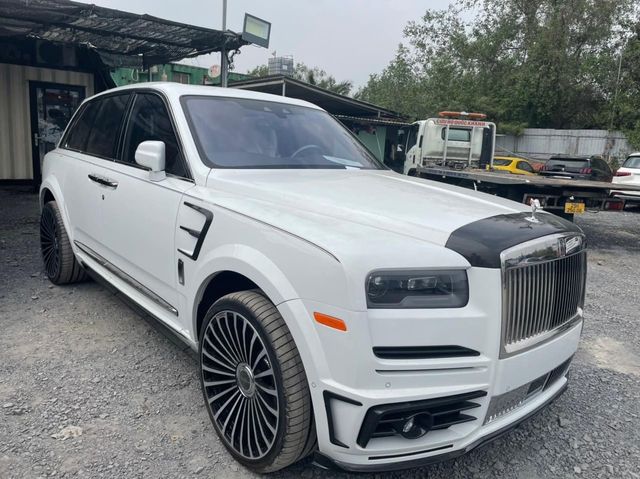 Tiếp tục khám phá chiếc Rolls-Royce Cullinan Mansory đầu tiên tại Việt Nam - Một sản phẩm độc đáo vừa đến tay đại gia để thưởng ngoạn trong kỳ nghỉ Tết - Xem ảnh 4.