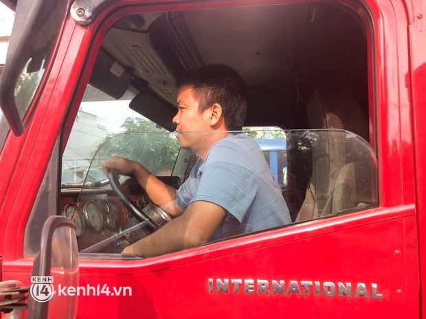 Hình ảnh: Tình trạng kẹt xe ở cửa ngõ TP. HCM kéo dài từ sáng đến trưa trong những ngày gần Tết, khiến người dân phải mệt mỏi vì phải di chuyển từng bước - Ảnh 7.