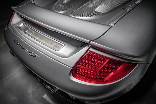 Porsche Carrera GT đấu giá với giá 2 triệu USD - Ảnh 4.