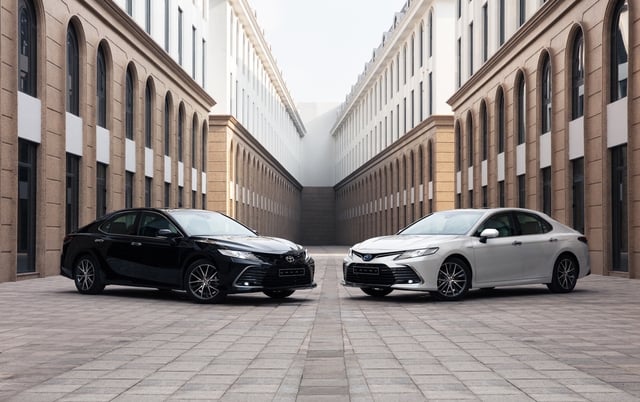 Toyota Camry 2022 tăng giá nhưng vẫn đáng giá: Phiên bản thấp nhất vẫn đủ trang bị, công nghệ an toàn là điểm nhấn - Hình ảnh 1.