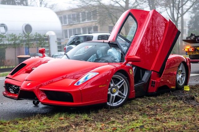 Ảnh số 3 của chiếc Ferrari Enzo với giá trị hơn 3,5 triệu USD sau khi bị hỏng.