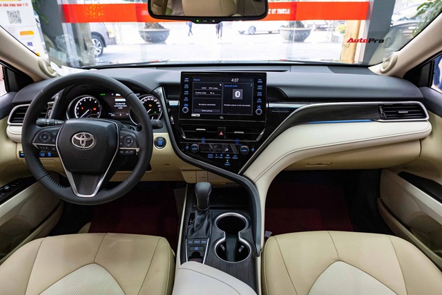 Toyota Camry 2022 tăng giá nhưng vẫn đáng giá: Bản thấp nhất vẫn đủ trang bị, công nghệ an toàn là điểm nhấn - Hình ảnh 4.