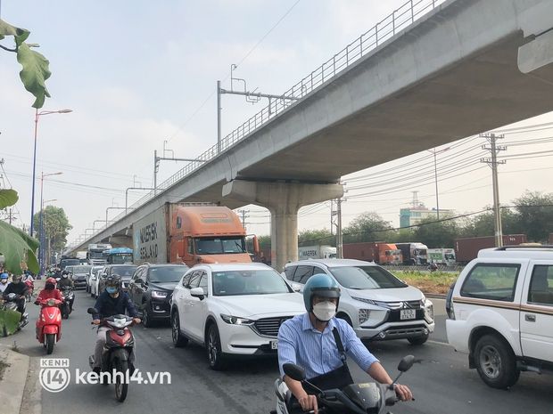 Hình ảnh: Tình trạng kẹt xe ở cửa ngõ TP. HCM kéo dài từ sáng đến trưa trong những ngày gần Tết, khiến người dân phải mệt mỏi vì phải di chuyển từng bước - Ảnh 8.