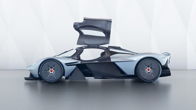 Aston Martin Valkyrie hoàn thiện chiếc đầu tiên cho khách hàng giàu có, đối mặt với đối thủ Mercedes-AMG One - Ảnh 4.