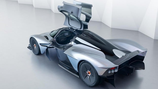 Aston Martin Valkyrie hoàn thiện chiếc đầu tiên cho khách hàng giàu có, đối mặt với đối thủ Mercedes-AMG One - Ảnh 5.