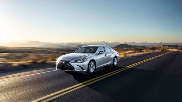 Lexus ES 2022 chốt giá từ 2,55 tỷ đồng tại Việt Nam, bổ sung công nghệ để cạnh tranh với Mercedes-Benz E-Class - Ảnh 1.