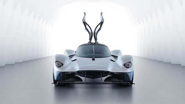 Aston Martin Valkyrie hoàn thiện chiếc đầu tiên cho khách hàng giàu có, đối diện với đối thủ Mercedes-AMG One - Ảnh 3.