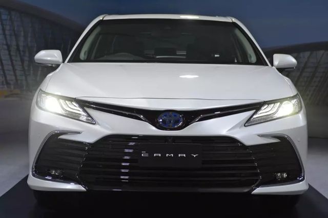 Đại lý thông báo giá Toyota Camry 2022 bản facelift giữa có giá gần 1,4 tỷ đồng tại thị trường Việt Nam: Bằng giá Mercedes C-Class, với thêm 50 triệu đồng có thể nhận xe ngay - Hình ảnh số 1.