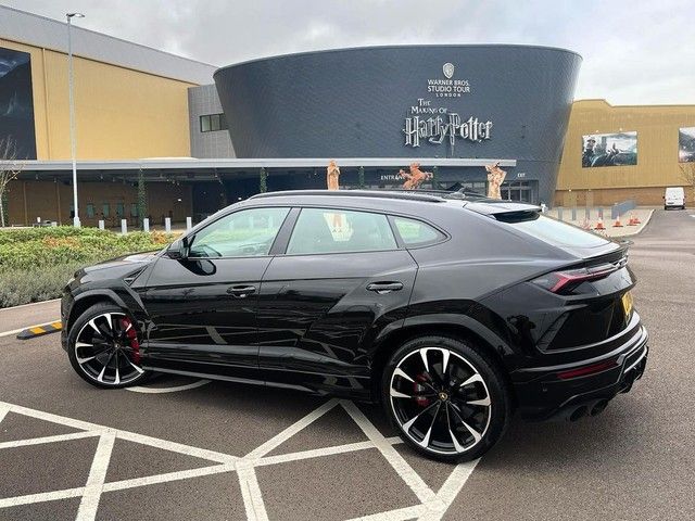 Diễn viên hội ngộ Harry Potter cùng Lamborghini Urus, mọi người không khỏi ngưỡng mộ: 'Chẳng ngờ anh ấy giàu có đến vậy!' - Ảnh 1.