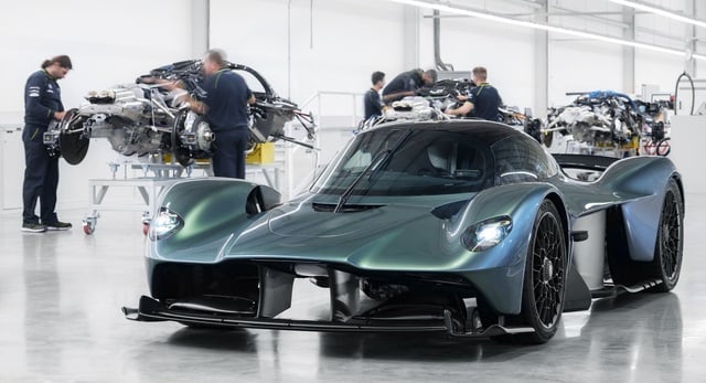 Aston Martin Valkyrie hoàn thành chiếc đầu tiên cho khách hàng giàu có, đối mặt với đối thủ Mercedes-AMG One - Ảnh 1.