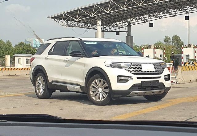 Ford Explorer 2021 bất ngờ xuất hiện trên đường phố Việt Nam, một số chi tiết cho thấy giống hàng nhập chính hãng - Ảnh 2