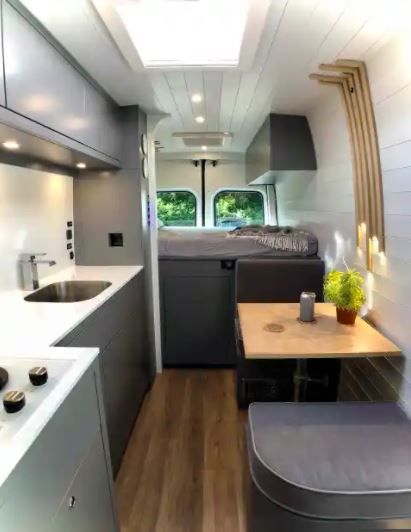 Người đàn ông tạo ra motorhome đẳng cấp từ chiếc xe tải cũ: Nội thất tiện nghi và hiện đại, phòng tắm với vòi hoa sen và gạch lát - Ảnh 8