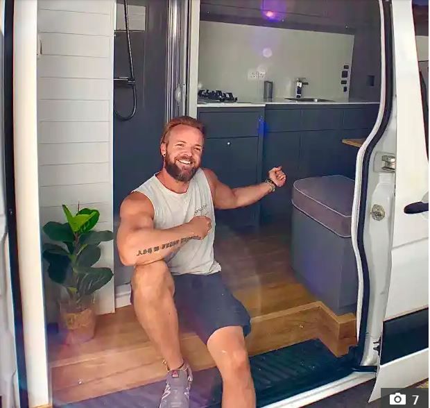 Người đàn ông tạo ra motorhome tiền tỷ từ chiếc xe tải cũ: Nội thất tiện nghi và hiện đại, phòng tắm với vòi hoa sen và gạch lát đẹp mắt