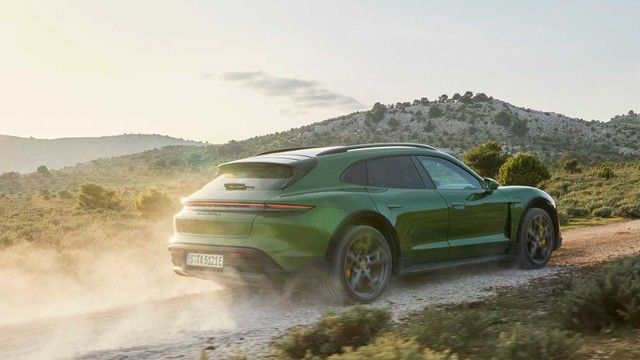 Đoạn video cho thấy sự không linh hoạt của xe địa hình so với sedan: Porsche Taycan Cross Turismo gặp khó khăn trong bài kiểm tra lái xe - Hình 1.