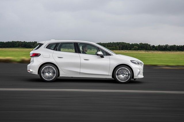 BMW 2-Series Active Tourer 2022 ra mắt - MPV hạng sang từng gặp khó khăn ở Việt Nam - Hình 5.