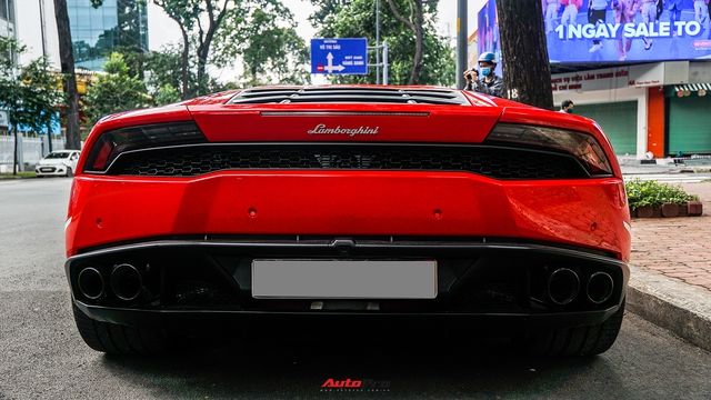 Cặp đôi Đoàn Di Băng vừa mang chiếc Lamborghini Huracan mới mua đi dạo qua phố Sài Gòn, được hộ tống bởi một siêu xe đặc biệt khác - Ảnh 3.