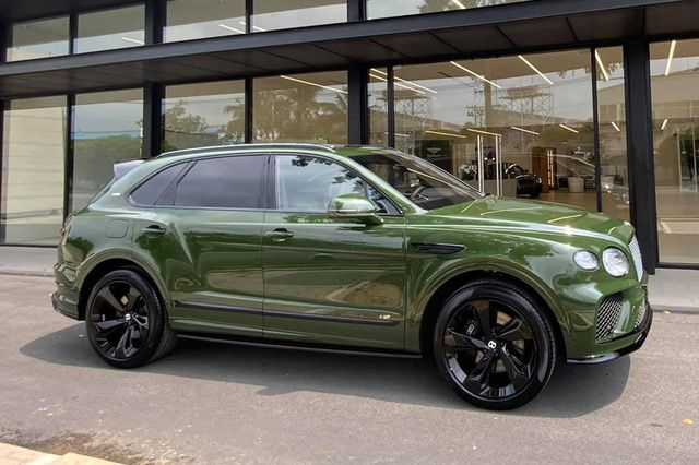 Đồng hồ kim cương trên mẫu xe Bentley Bentayga của một doanh nhân nổi tiếng ở Hà Nội có giá gần 3 tỷ đồng, đắt hơn cả một chiếc Mercedes-Benz GLC 300 - Ảnh 1.