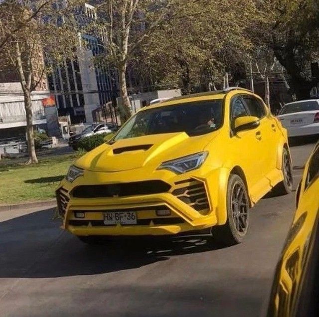 Lamboyota URAV4 - Khi bạn thích Lamborghini Urus nhưng chỉ đủ tiền mua Toyota RAV4 - Ảnh 1.