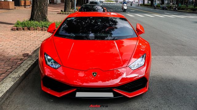 Cặp đôi Đoàn Di Băng đưa chiếc Lamborghini Huracan mới mua đi dạo phố Sài Gòn, có sự hộ tống của một siêu xe đặc biệt khác - Ảnh 2.