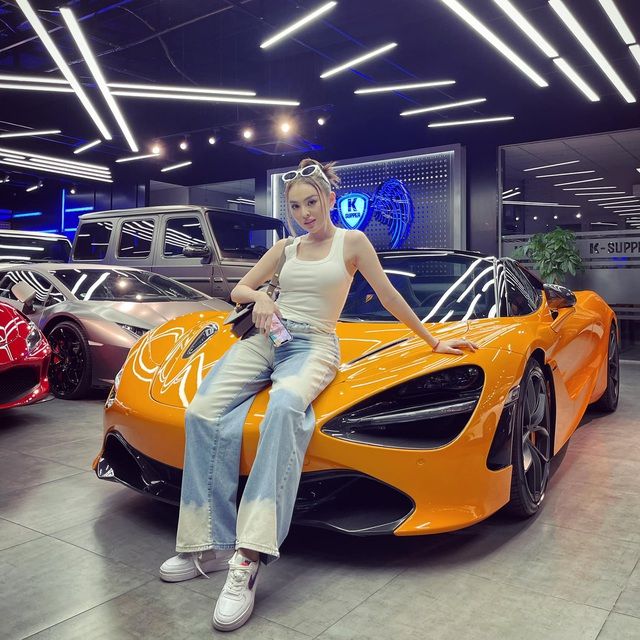 Cô gái xinh đẹp sinh năm 90 kinh doanh quần áo tại TP. HCM mua chiếc siêu xe McLaren 720S Spider triệu đô chỉ trong vòng 30 phút, kết hợp với chiếc Mercedes-AMG G 63 độ Hermes - Ảnh 1.