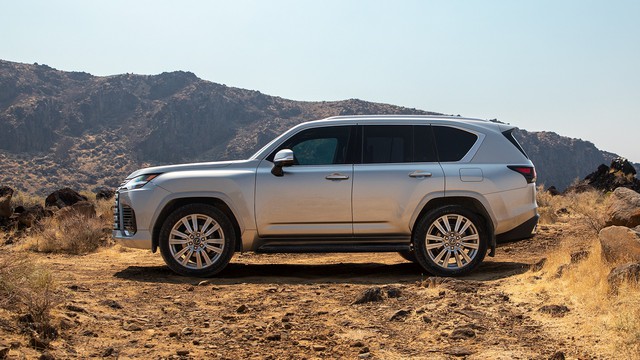 Ra mắt Lexus LX 600 phiên bản mới: Sự đổi mới từ ngoại thất đến nội thất, chiếc xe siêu sang đối đầu với Mercedes-Maybach GLS 600 - Hình 5.