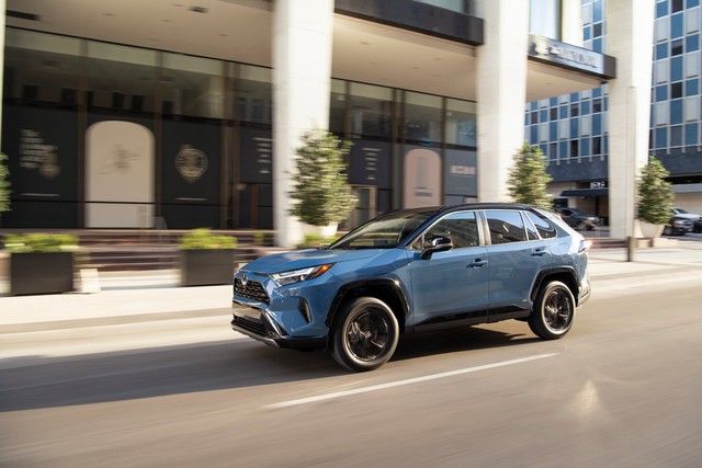 Toyota nâng cấp SUV phổ biến nhất RAV4, thêm nhiều trang bị thu hút - Hình 1.