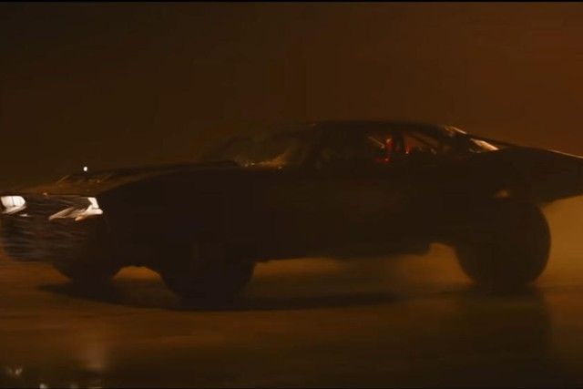 Batmobile có diện mạo mới trong siêu phẩm Hollywood: Giống Ford Mustang nhưng kiểu dáng gầm cao như SUV - Hình 3.