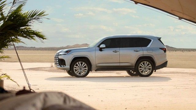 Nếu bạn không thích phiên bản Mỹ thì đây là Lexus LX 600 phong cách JDM của Nhật: lốp dày hơn và ba khóa vi sai tăng khả năng off-road - Ảnh 1.