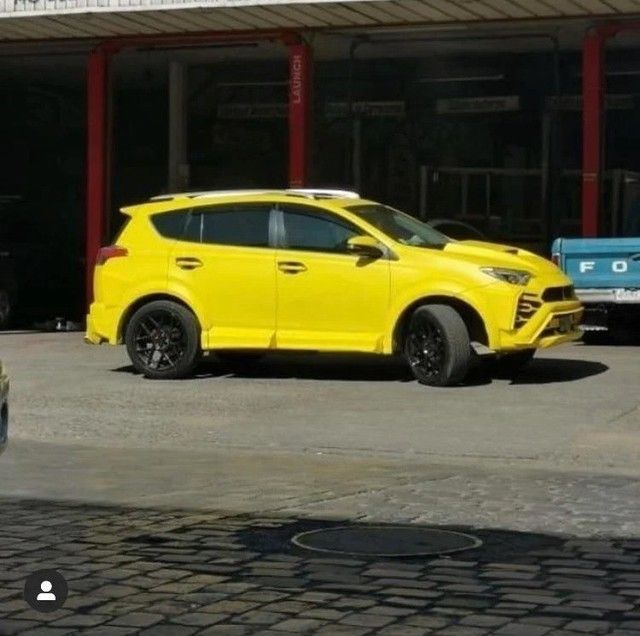 Lamboyota URAV4 - Khi bạn thích Lamborghini Urus nhưng chỉ đủ tiền mua Toyota RAV4 - Ảnh 2.