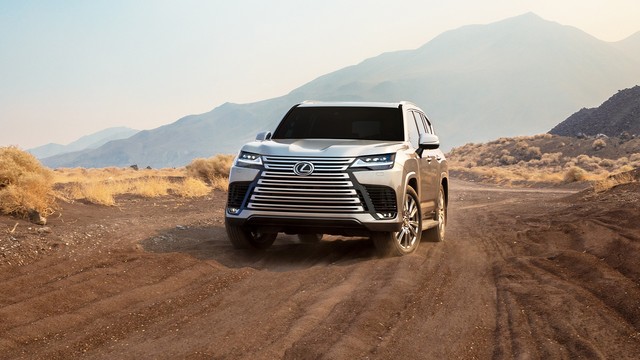 Ra mắt Lexus LX 600 phiên bản mới: Sự đổi mới từ ngoại thất đến nội thất, chiếc xe siêu sang đối đầu với Mercedes-Maybach GLS 600 - Hình 1.