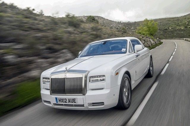 Đau lòng khi chiếc Rolls-Royce Phantom Coupe độ đắt tiền bị hư hại đầu xe sau khi va chạm thẳng vào dải phân cách - Hình 5.