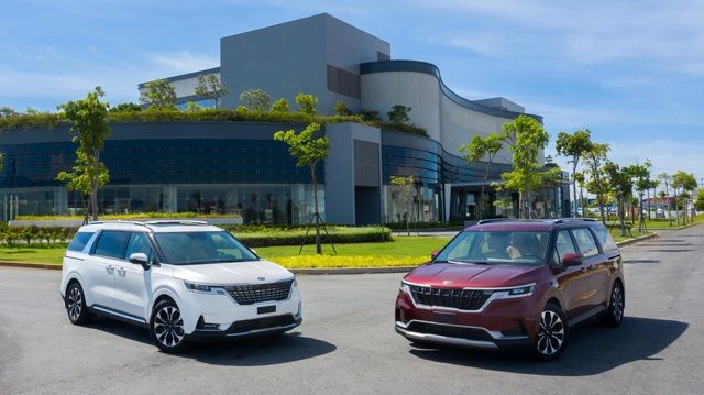 Rò rỉ ảnh thực tế Kia Carnival 2022 tại Việt Nam trước ngày ra mắt: Trông lộng lẫy như SUV hạng sang nhưng vẫn còn nhược điểm - Ảnh 1.