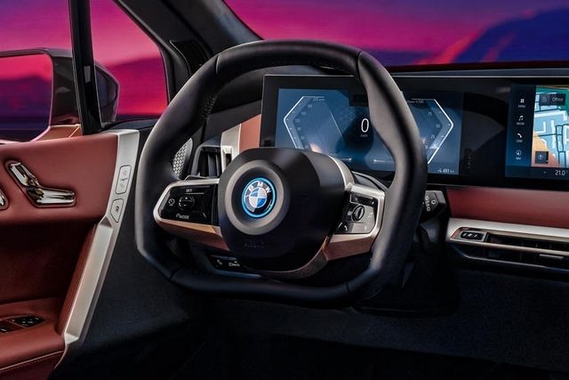 Quên kiểu D-Cut đi, BMW giờ đây có vô lăng có thể gập đáy ra phía trước, giúp người chân dài có thêm không gian - Ảnh 1.