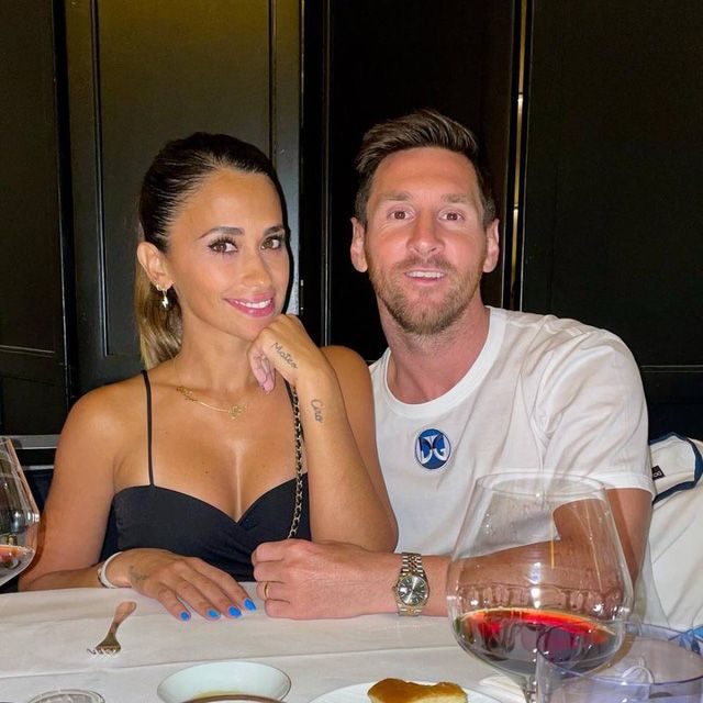 Là cầu thủ có thu nhập khổng lồ nhất thế giới, Messi chi tiêu như thế nào để đạt được mức lương cao ngất ngưởng? Từ việc mua chiếc đồng hồ Rolex để ký hợp đồng mới, tới việc mua siêu xe và máy bay riêng trị giá hàng triệu đô la, cùng với việc đầu tư vào bất động sản 'vô tận' đáng ngưởng mộ.