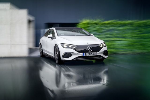 Mercedes-Benz EQE ra mắt: Phiên bản nhỏ gọn của EQS vượt trội so với dòng E-Class - Ảnh 1.