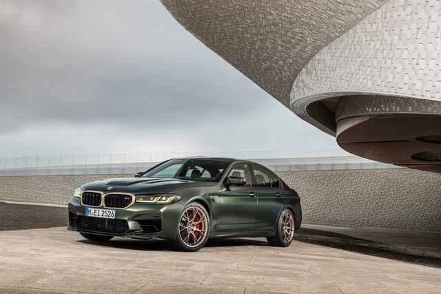 BMW M5 'đánh mất uy tín' qua các thế hệ, 5-Series lạc hậu với thiếu vắng một trang bị quan trọng - Hình 1.