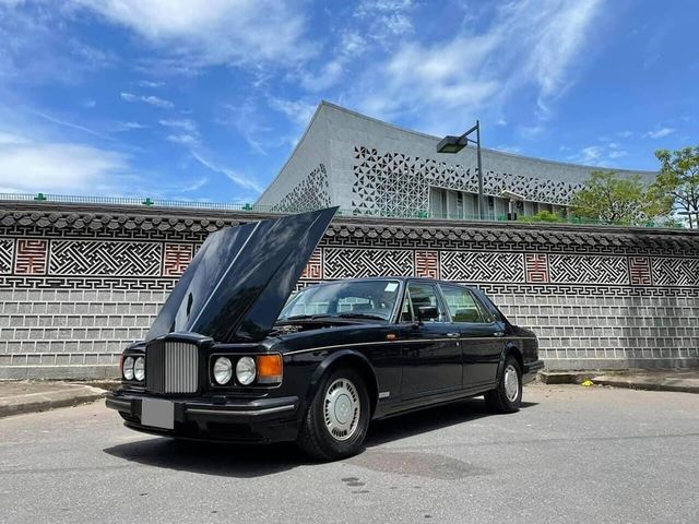 Chiếc Bentley Turbo RL 1992 độc nhất tại Việt Nam có giá bằng Mercedes-Benz S-Class mới nhất: Hơn 30 năm qua, đã đi được 32.000km nhưng vẫn giữ nguyên trạng bản - Hình 1.