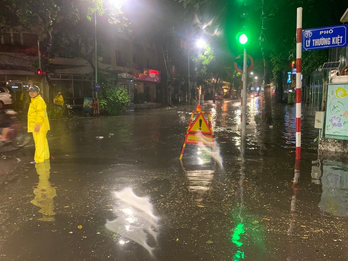 Cây cổ thụ bật gốc, gãy đổ đè bẹp nhiều phương tiện trong trận mưa giông - Hình 15.