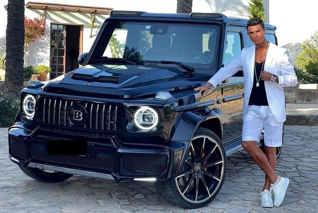 Ronaldo lái chiếc Bentley Flying Spur mới mua đến sân tập: Đây là chiếc xe thứ 2 anh sở hữu sau khi gia nhập MU, trị giá 290.000 USD, và có vệ sĩ theo sau lái xe không kém sang trọng. (Ảnh số 4)