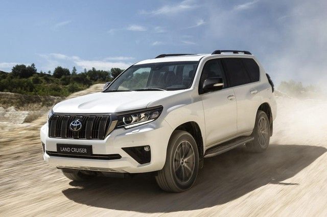 Toyota Land Cruiser Prado phiên bản 2021 sắp ra mắt tại Việt Nam đã bị giảm giá đáng kể gần 100 triệu đồng, trong khi phiên bản cũ cũng đang được đại lý giảm giá mạnh.