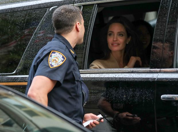 Angelina Jolie bị cảnh sát 'nói chuyện', mọi người chỉ chăm chú vào gương mặt xinh đẹp như tranh lấp lánh trong xe - Ảnh 1.