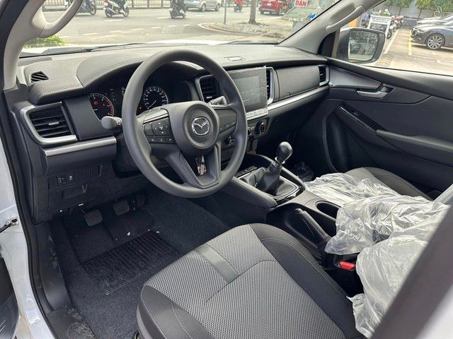 Mazda BT-50 số sàn giảm giá chỉ còn 529 triệu tại các đại lý: Rẻ hơn một bậc so với Triton và Ranger, phiên bản AT đã hết hàng - Xem Ảnh 3.