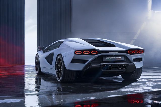 Trưng bày siêu xe luôn là một công việc khó khăn: Lamborghini Countach trị giá triệu USD bị trầy xước mâm ngay tại sự kiện - Hình 3.